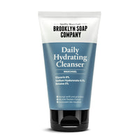 Der Gesichtsreiniger Daily Hydrating Cleanser von der Brooklyn Soap Company mit Glycerin, Hyaluronsäure und Betaine sorgt für eine sanfte Reinigung und spendet der Haut Feuchtigkeit.