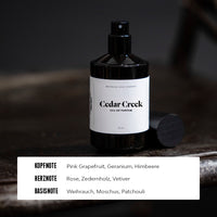 Cedar Creek von der Brooklyn Soap Company: Ein holzig-frischer Herrenduft mit Pink Grapefruit, Geranium und Himbeere in der Kopfnote, Rose, Zedernholz und Vetiver im Herzen sowie Weihrauch, Moschus und Patchouli in der Basis.