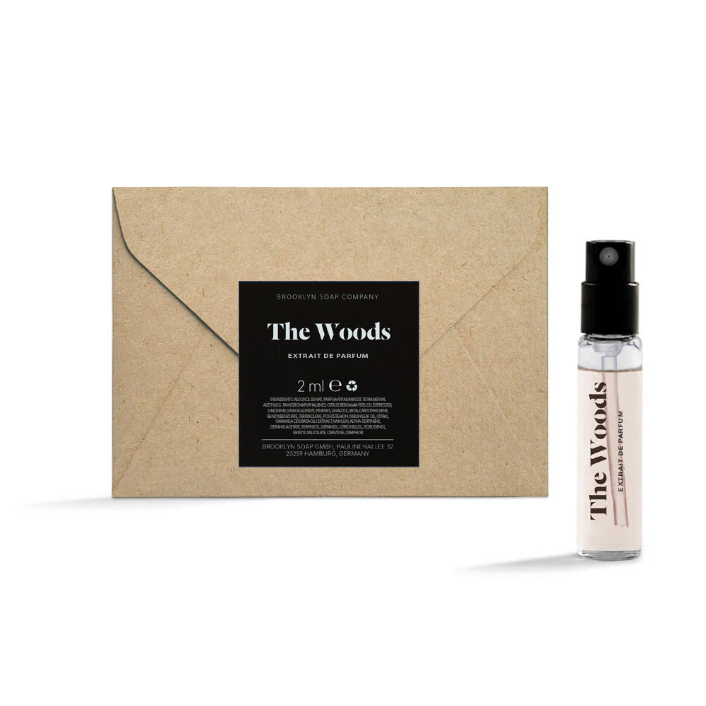 Parfümprobe „The Woods“ mit braunem Umschlag und 2 ml Glasflakon.