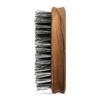 Bartbürste von der Brooklyn Soap Company – robuste Bartbürste mit ergonomisch geformtem Griff aus Holz und festen, veganen Borsten zur optimalen Pflege und Formgebung des Bartes.