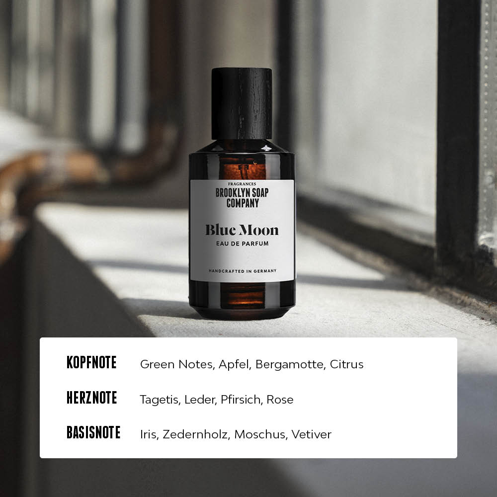 Blue Moon Eau de Parfum von der Brooklyn Soap Company für Männer mit Kopfnote aus Apfel, Bergamotte und grünen Noten, Herznote aus Pfirsich, Leder und Rose sowie Basisnote aus Zedernholz, Vetiver, Iris und Moschus.
